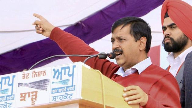 Aam Aadmi Party National Convener Arvind Kejriwal addresses an election rally at Shahkot in Jalandhar. Whether the AAP can fulfil all its promises or not, it is clear that Punjab’s political establishment needs shock therapy.(PTI)