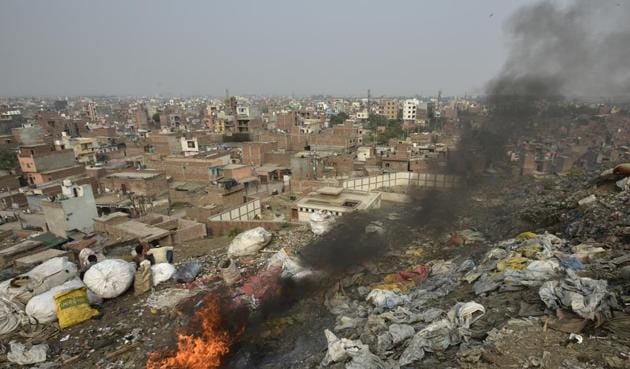 Slums near Bhalswa dump yard in New Delhi.(Ravi Choudhary/HT FILE PHOTO)