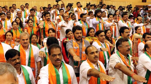 BJP candidates take an oath of ‘transparency’, promising to ensure corruption-free governance in the country’s richest civic body. (Bhushan Koyande) BJP candidates take an oath of ‘transparency’, promising to ensure corruption-free governance in the country’s richest civic body. (Bhushan Koyande)