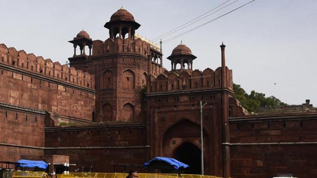 A senior police officer said that the box containing grenade was found near Lahori Gate, which is the main entrance to Red Fort. (Sonu Mehta/HT PHOTO) A senior police officer said that the box containing grenade was found near Lahori Gate, which is the main entrance to Red Fort. (Sonu Mehta/HT PHOTO)