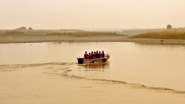 Indian Border Security Force (BSF) troopers in a boat patrol the Chenab along the border with Pakistan in September 2016. Taking stock of the Indus Water Treaty with Pakistan, Prime Minister Narendra Modi has said that India will expedite the construction of three dams on the Chenab river.(HT Photo) Indian Border Security Force (BSF) troopers in a boat patrol the Chenab along the border with Pakistan in September 2016. Taking stock of the Indus Water Treaty with Pakistan, Prime Minister Narendra Modi has said that India will expedite the construction of three dams on the Chenab river.(HT Photo)