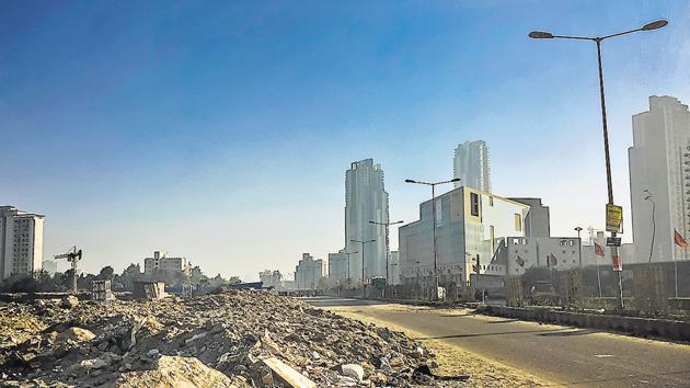 The stretch on which the C&D waste is being dumped extends from St Xavier’s School on Golf Course Extension Road to Park View Spa Next -- a premium condominium. (HT File) The stretch on which the C&D waste is being dumped extends from St Xavier’s School on Golf Course Extension Road to Park View Spa Next -- a premium condominium. (HT File)