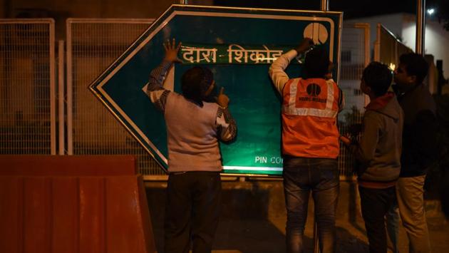 Workers change the name of Dalhousie Road to Dara Shikoh Road on Monday. (Arun Sharma/ HT Photo) Workers change the name of Dalhousie Road to Dara Shikoh Road on Monday. (Arun Sharma/ HT Photo)