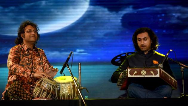 Mukundraj Deo (left) and Rahul Sharma at the HT Kala Ghoda Arts Festival, at Cross Maidan on Sunday.(Pratik Chorge/HT)