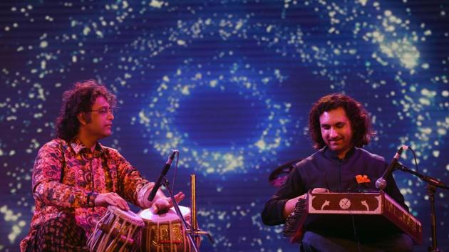 Mukundraj Deo (left) and Rahul Sharma at the HT Kala Ghoda Arts Festival at Cross Maidan on Sunday. (Pratik Chorge/HT )
