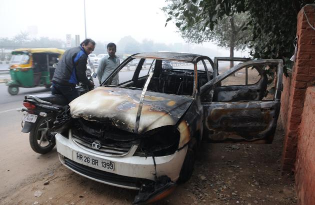 A Tata indigo caught fire on the Delhi-Gurgaon Expressway on Sunday. Police suspect a short circuit triggered the fire.(Parveen Kumar/HT Photo) A Tata indigo caught fire on the Delhi-Gurgaon Expressway on Sunday. Police suspect a short circuit triggered the fire.(Parveen Kumar/HT Photo)