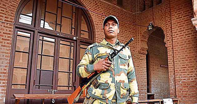 A paramilitary soldier on duty outside a room where EVMs are stored, at Khalsa College, in Amritsar.(Gurpreet Singh/HT)
