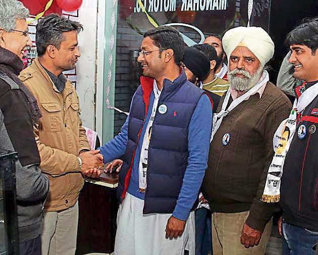 Aam Aadmi Party candidate Deepak Bansal (centre) claims that Dera Sacha Sauda’s call for support to the SAD-BJP combine had no impact on the party’s vote bank. (HT File Photo) Aam Aadmi Party candidate Deepak Bansal (centre) claims that Dera Sacha Sauda’s call for support to the SAD-BJP combine had no impact on the party’s vote bank. (HT File Photo)