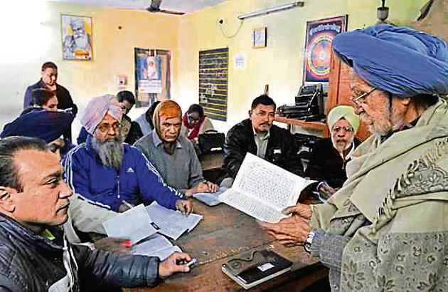 Prem Singh Bajaj teaching Urdu to his students at Punjabi Bhawan in Ludhiana.(Gurminder Singh/HT) Prem Singh Bajaj teaching Urdu to his students at Punjabi Bhawan in Ludhiana.(Gurminder Singh/HT)