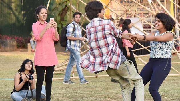 Going with the wind: Youngsters perform the fugdi, a formation in a circle. (Anshuman Poyrekar/HT PHOTO) 