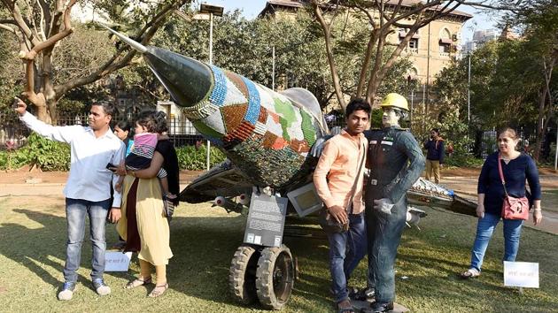 Time to soar: Visitors at the MIG29K art installation at Cross Maidan. (Anshuman Poyrekar/HT PHOTO) 
