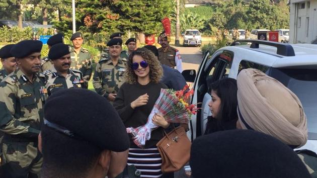 Soldiers welcome Kangana Ranaut in Jammu. Soldiers welcome Kangana Ranaut in Jammu.