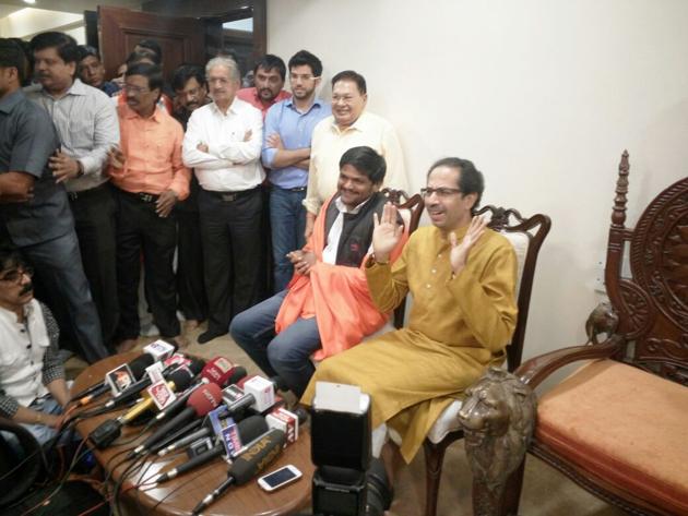 Hardik Patel meets Shiv Sena chief Uddhav Thackeray at his residence at Bandra in Mumbai on Tuesday.(Vijayanand Gupta/ HT Photo)