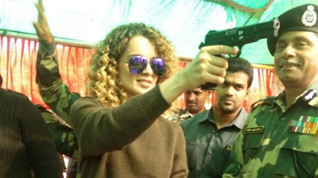 Kangana Ranaut tries her hands on a gun during her Jammu visit where she met soldiers to promote Rangoon. Kangana Ranaut tries her hands on a gun during her Jammu visit where she met soldiers to promote Rangoon.