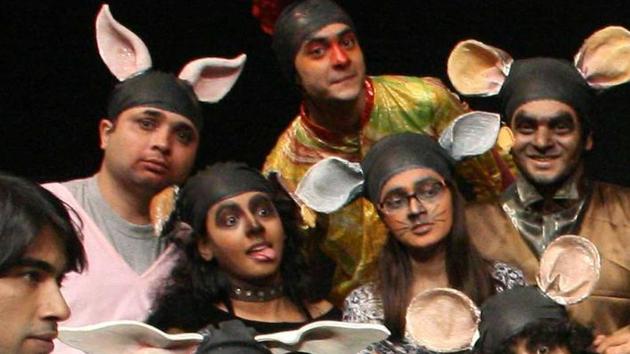 A still from the play Jiyo Jee Bharke.(HT Photo) A still from the play Jiyo Jee Bharke.(HT Photo)