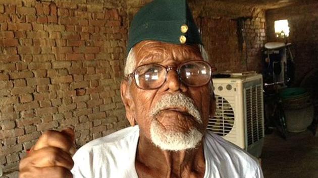 Colonel Nizamuddin, a close confidant of Netaji Subhash Chandra Bose, breathed his last at his residence in Dhakwa area of Mubarakpur, Azamgarh on Monday morning.(Twitter)