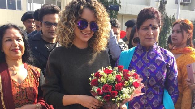 Kangana meets wives and families of soldiers in Jammu. Kangana meets wives and families of soldiers in Jammu.