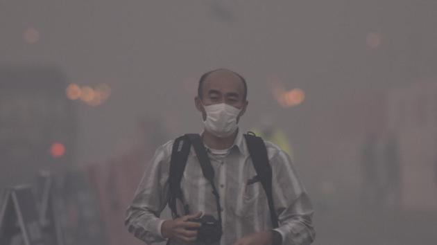 A thick smog had enveloped the Capital in the week after Diwali. The Supreme Court has ordered the government to stop use of polluting fuels in the city.(Sanjeev Verma/HT Photo) A thick smog had enveloped the Capital in the week after Diwali. The Supreme Court has ordered the government to stop use of polluting fuels in the city.(Sanjeev Verma/HT Photo)
