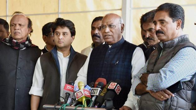 Congress MPs Mallikarjun Kharge addressing media as Jyotiraditya Scindia along with other members look on during the budget session at Parliament house in New Delhi on Friday.(PTI file photo)
