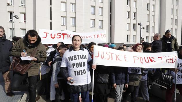 People protest in Aulnay-sous-Bois, northern Paris. (AFP photo) People protest in Aulnay-sous-Bois, northern Paris. (AFP photo)