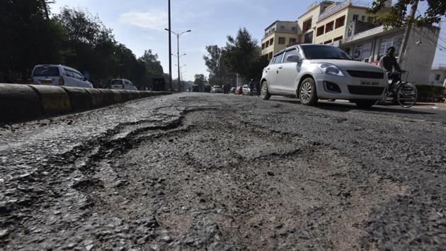 A pothole riddled stretch between the bus stand and Iffco Chowk on MG Road on Tuesday. (Sanjeev Verma/HT Photo) A pothole riddled stretch between the bus stand and Iffco Chowk on MG Road on Tuesday. (Sanjeev Verma/HT Photo)