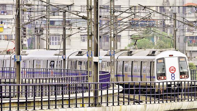 Trains are being made to run on restricted speed due to track circuit drop (signalling issue) at Dwarka, a recurring snag on this corridor.(Mohd Zakir / Hindustan Times) Trains are being made to run on restricted speed due to track circuit drop (signalling issue) at Dwarka, a recurring snag on this corridor.(Mohd Zakir / Hindustan Times)