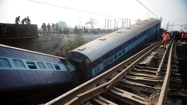 Indian officials and bystanders gather beside the wreckage of train carriages at Rura, some 30kms west of Kanpur on December 28, 2016, following a train crash in the northern Indian state of Uttar Pradesh. At least two people died and 28 were injured after a train derailed in north India, close to the site of a previous rail accident that killed 146. / AFP PHOTO / SANJAY KANOJIA(AFP Photo)