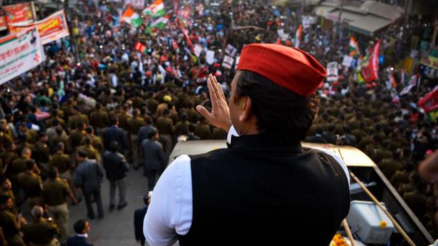 Uttar Pradesh state Chief Minister Akhilesh Yadav waves to the crowd during a joint election rally with the Congress party vice president Rahul Gandhi in Agra on February 3, 2017. (AFP Photo) Uttar Pradesh state Chief Minister Akhilesh Yadav waves to the crowd during a joint election rally with the Congress party vice president Rahul Gandhi in Agra on February 3, 2017. (AFP Photo)