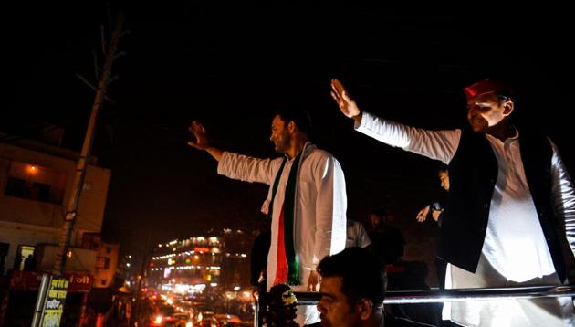 Congress party Vice President Rahul Gandhi (L) and Uttar Pradesh state Chief Minister Akhilesh Yadav (R) wave to the crowd during a joint election rally with in Agra on February 3, 2017. (AFP Photo) Congress party Vice President Rahul Gandhi (L) and Uttar Pradesh state Chief Minister Akhilesh Yadav (R) wave to the crowd during a joint election rally with in Agra on February 3, 2017. (AFP Photo)