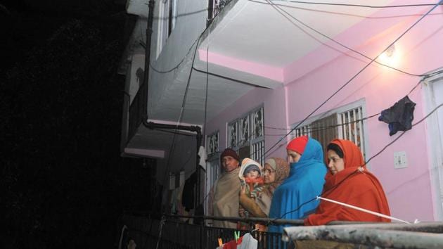 Residents come out from their houses after the earthquake in the northern hill town of Shimla on February 6, 2017 at night.(AFP Photo) Residents come out from their houses after the earthquake in the northern hill town of Shimla on February 6, 2017 at night.(AFP Photo)