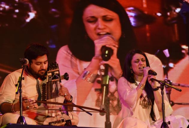 inger-Songwriter Sonam Kalra prefroms with "The Sufi Gospel Project" during the Hindustan Times Kala Ghoda Arts festival 2017 at Cross Maidan, Churchgate on Sunday.(Anshuman Poyrekar/HT PHOTO)