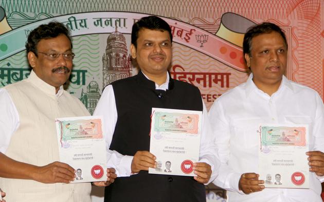 (From left) Education minister Vinod Tawde, CM Devendra Fadnavis and city BJP chief Ashish Shelar with the party manifesto.(Bhushan Koyande) (From left) Education minister Vinod Tawde, CM Devendra Fadnavis and city BJP chief Ashish Shelar with the party manifesto.(Bhushan Koyande)