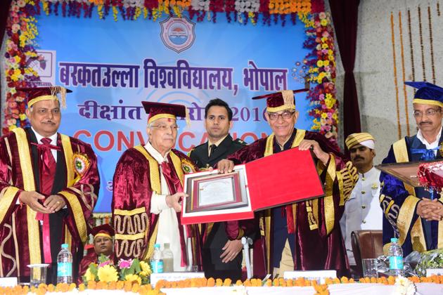Madhya Pradesh governor OP Kohli presenting honorary degree DSc to former union minister and veteran BJP leader Murli Manohar Joshi during convocation ceremony of Barkatullah University, Bhopal on February 6, 2017.(Mujeeb Faruqui/HT PHOTO)