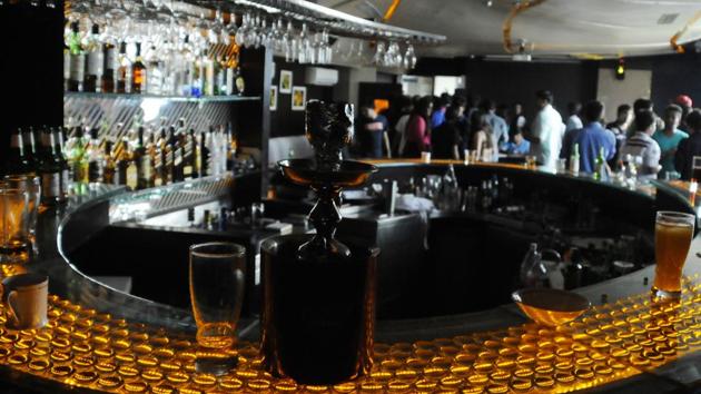 The Gurgaon administration has claimed that hookah bars are serving molasses containing nicotine, which is injurious to health, especially to “college students and youths”.(Parveen Kumar/ HT file)