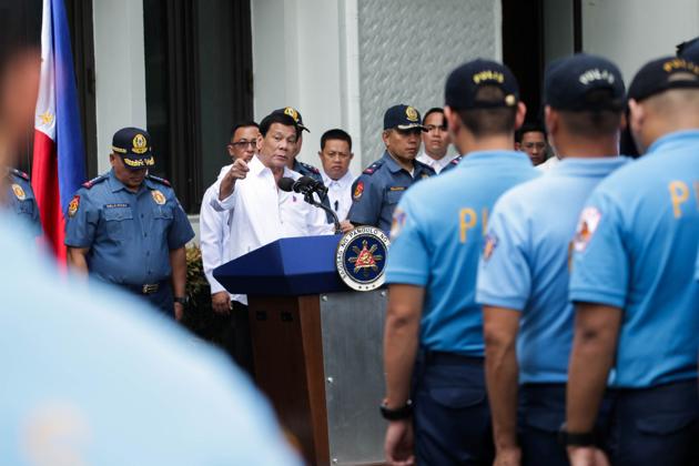 Philippine President Rodrigo Duterte talks to police officers who are under investigation for various infractions during a meeting at the Malacanang presidential palace in Manila on Tuesday.(REUTERS) Philippine President Rodrigo Duterte talks to police officers who are under investigation for various infractions during a meeting at the Malacanang presidential palace in Manila on Tuesday.(REUTERS)