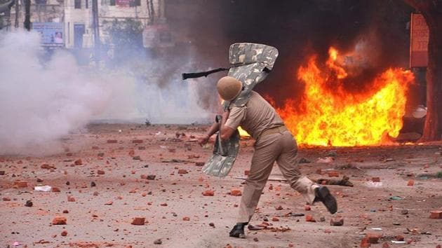 This file photo shows the violent clashes that broke out between two communities over a land dispute in Saharanpur in Uttar Pradesh.(HT Photo)