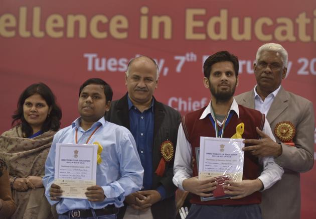 Delhi education minister Manish Sisodia (centre) with students at the Excellence in Education Awards ceremony in New Delhi(Ravi Choudhary/HT PHOTO)