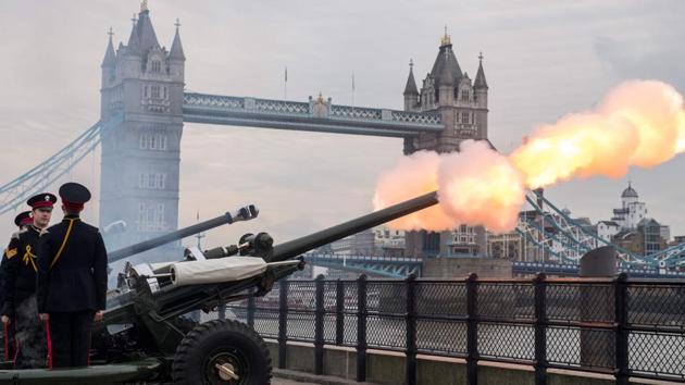 Members of the Honourable Artillery Company fire a 62 round royal gun salute from the Gun Wharf outside the Tower of London to mark the anniversary of Queen Elizabeth II's accession to the throne in London on February 6, 2017. (CHRIS J RATCLIFFE / AFP)