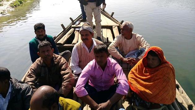 Members of Nishad community say politicians made numerous promises but their economic status has not improved.(Gaurav Saigal/HT Photo) Members of Nishad community say politicians made numerous promises but their economic status has not improved.(Gaurav Saigal/HT Photo)