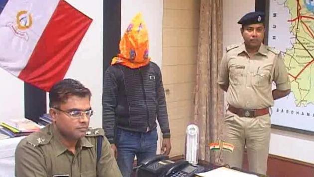 The man arrested with 40 notes of Rs 2,000 in West Bengal’s Murshidabad district on Wednesday.(HT Photo) The man arrested with 40 notes of Rs 2,000 in West Bengal’s Murshidabad district on Wednesday.(HT Photo)