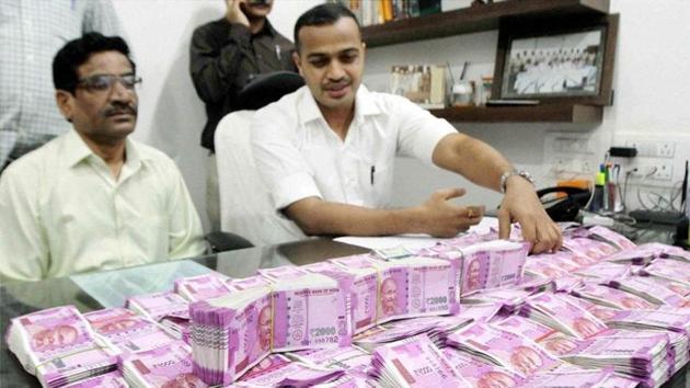 Income Tax officials have unearthed an undisclosed amount of Rs 100 crore after raids at 40 centres of a Kota-based coaching institute.(HT Representational Photo)