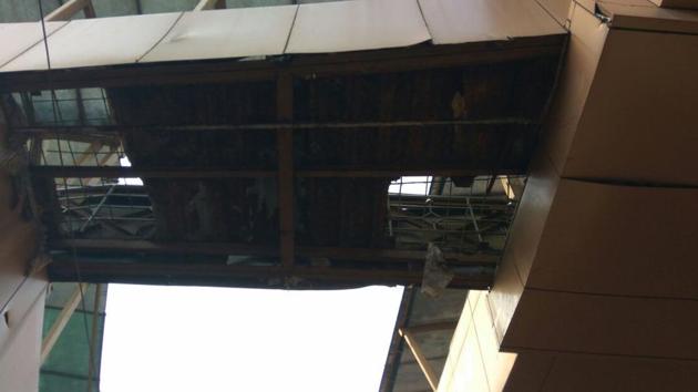 The skywalk at Dahisar in North Mumbai was closed after a part of the slab collapsed on Wednesday. (Pramod Thakur/HT Photo) The skywalk at Dahisar in North Mumbai was closed after a part of the slab collapsed on Wednesday. (Pramod Thakur/HT Photo)