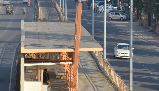 A view of a bus corridor, under the BRTS project, on the Mall Road in Amritsar on Tuesday.(Gurpreet Singh/HT Photo)