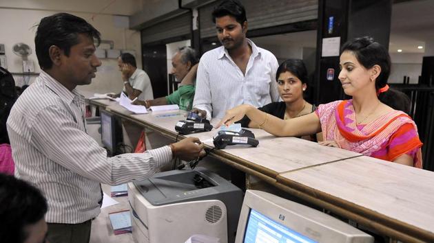 RBI raised withdrawal limit from savings banks accounts to Rs 50,000 from Rs 24,000 a week.(HT File Photo)