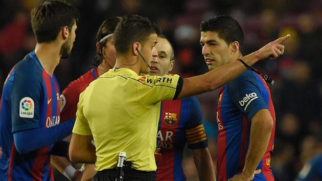 FC Barcelona's Luis Suarez (R) is sent off during he Spanish Copa del Rey semi-final against Atletico de Madrid. (AFP) FC Barcelona's Luis Suarez (R) is sent off during he Spanish Copa del Rey semi-final against Atletico de Madrid. (AFP)