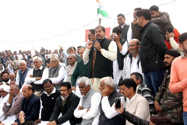 INLD leader Abhay Chautala addressing crowds at Jat agitation at Jassia village, Rohtak, on February 4(Hindustan Times) INLD leader Abhay Chautala addressing crowds at Jat agitation at Jassia village, Rohtak, on February 4(Hindustan Times)