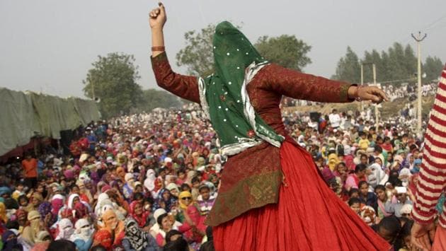 Women dance during the Jat dharna in Jassia village in Rohtak .  (Manoj Dhaka /  HT Photo) 