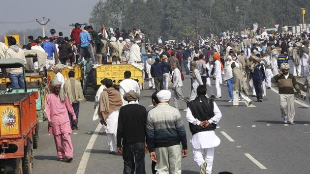 The protesters took over half of National Highway 71 A  during the protest. The protest committee also organises speech and poem recitation competitions to draw young kids to the dharnas. (manoj Dhaka / HT Photo) 