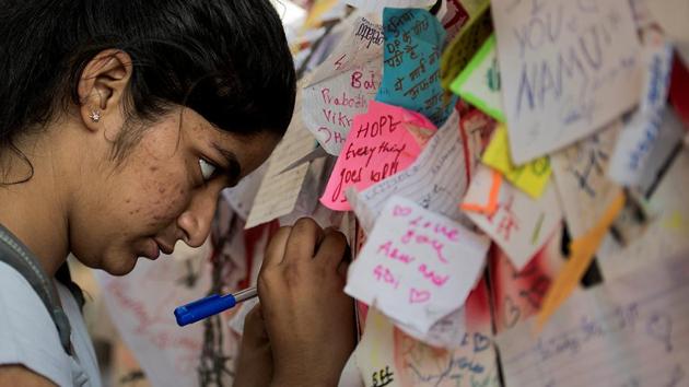 A girl leaves her thoughts on an installation at Rampart Row. (Satish Bate/HT PHOTO) 