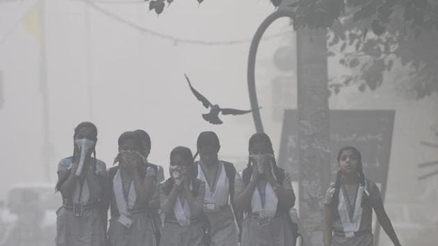 The students and people face heavy smog in the early morning at Mayur Vihar in New Delhi. (Sushil Kumar/HT Photo) The students and people face heavy smog in the early morning at Mayur Vihar in New Delhi. (Sushil Kumar/HT Photo)